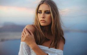 Ветер развивает волосы красивой блондинки