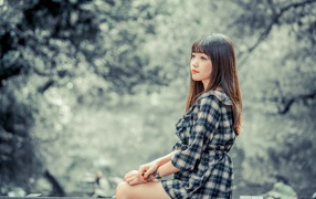 Молодая азиатка в платье в клетку