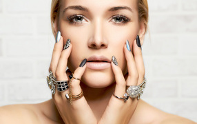 Молодая девушка с кольцами на пальцах 