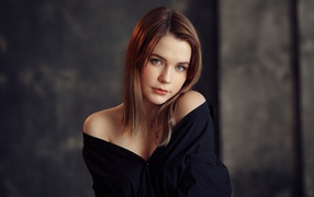 Молодая скромная девушка в черном наряде 