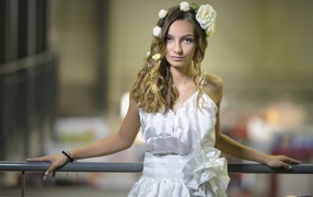 Красивая девушка в белом платье с цветами в волосах 
