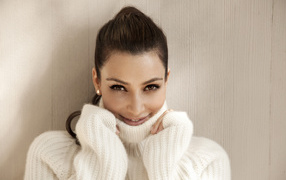 Актриса, фотомодель Ким Кардашьян в в белом свитере