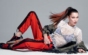 Американская модель Белла Хадид в костюме на сером фоне