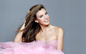 Американская модель Эрин Брэди в розом платье на сером фоне