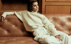 Американская супермодель Тейлор Хилл в белом костюме на диване