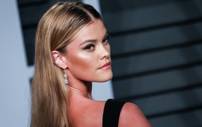 Красивая девушка модель Нина Агдал 