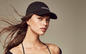 Красивая девушка модель в черной бейсболке