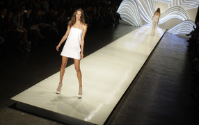 Красивая длинноногая девушка модель Алессандра Амбросио на подиуме