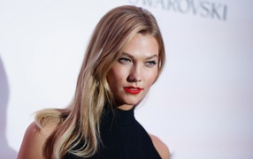 Яркая блондинка, модель Карли Клосс