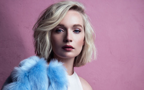 Ярка голубоглазая девушка модель на розовом фоне