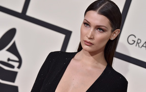 Серьезная девушка модель Белла Хадид