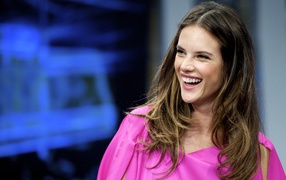 Улыбающаяся девушка супермодель Алессандра Амбросио