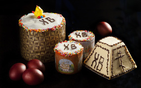 Красивые куличи и крашеные яйца на черном фоне на праздник Пасха