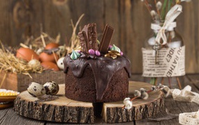 Пасхальный кулич с шоколадной глазурью и сладостями на праздник Пасха