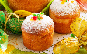 Сладкие пасхальные куличи с сахарной пудрой и цукатами на праздник Пасха 