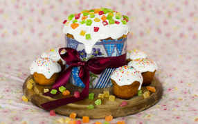 Куличи с цукатами на доске на Светлый праздник Пасха