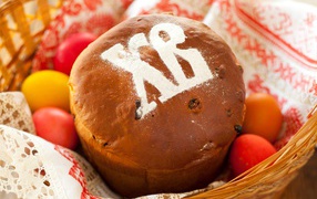 Буквы Христос Воскрес на пасхальном куличе к празднику 