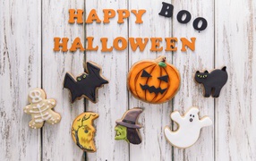 Печенье и надпись на деревянном столе на Хэллоуин 