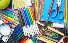 Много школьных принадлежностей на День знаний 1 сентября