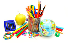 Канцелярские школьные принадлежности на белом фоне на День знаний 1 сентября