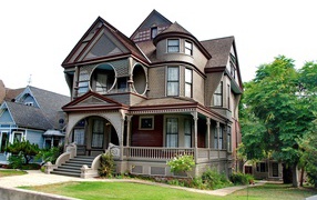 Большой красивый дом