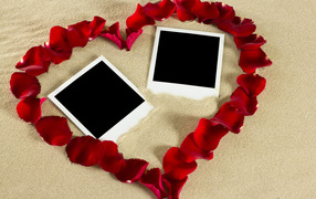Сердце из лепестков роз на песке с шаблонами для фото 