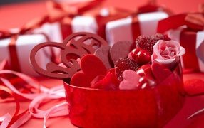 Красная коробка с сердечками и розами в подарок