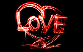 Красная неоновая надпись Love  на черном фоне