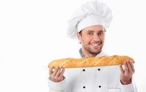 Мужчина повар в костюме с батоном в руках 