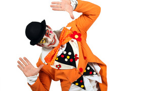 Улыбающийся мужчина клоун на белом фоне 