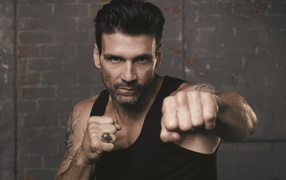 Американский актер Фрэнк Грилло занимается спортом