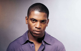 Американский актер Мекай Файфер на сером фоне