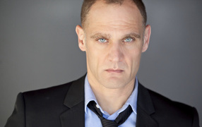 Голубоглазый мужчина, канадский актер Андреас Апергис