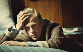 Датский актер Туре Линдхардт лежит на кровати