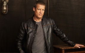 Красивый мужчина, актер Марк Вэлли в кожаной куртке