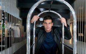 Красивый мужчина, актер Марио Касас