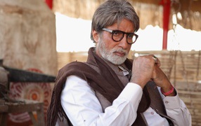 Популярный индийский актер Амитабх Баччан в очках 