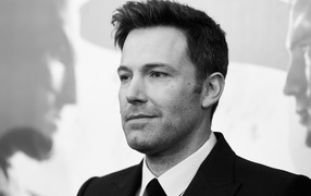 Популярный актер Бен Аффлек черно белое фото 