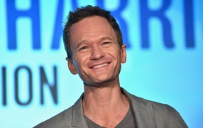 Улыбающийся мужчина актер Нил Патрик Харрис
