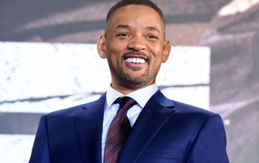 Улыбающийся мужчина в костюме, актер Уилл Смит 