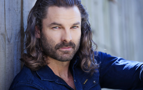 Стильный мужчина актер Гай Уильямс