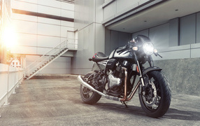 Большой мотоцикл Norton Dominator с включенной фарой