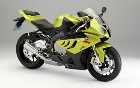 Мотоцикл BMW  S1000 на сером фоне