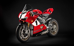 Мотоцикл Ducati Panigale V4 Superbike 2019 года на сером фоне