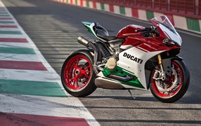 Мотоцикл Ducati 1299 на гоночной трассе