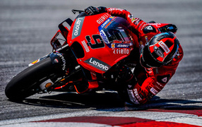 Гонщик на мотоцикле Ducati Corse 