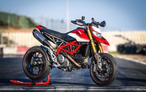 Мотоцикл Ducati Hypermotard 950 SP, 2019 года на асфальте