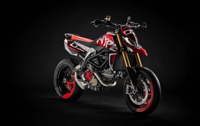 Мотоцикл Ducati Hypermotard 950 на сером фоне
