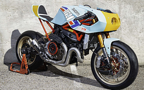 Мотоцикл  Ducati Monster 821 Pantah у стены 