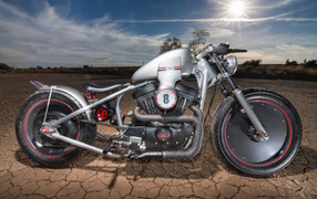 Мотоцикл Harley-Davidson стоит на земле под палящим солнцем 